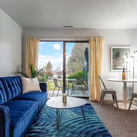 Beautiful Lake View Studio Condo At The Shores Traverse City Exterior foto