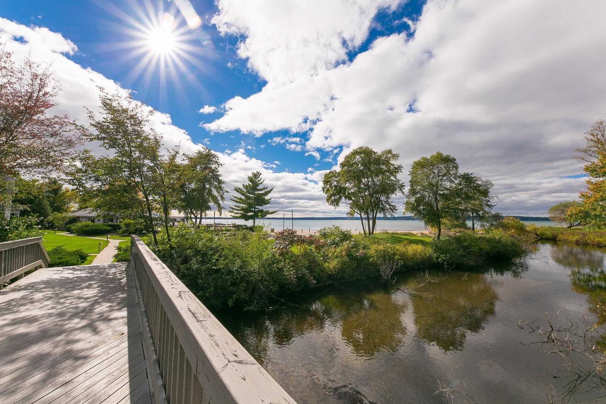Beautiful Lake View Studio Condo At The Shores Traverse City Exterior foto