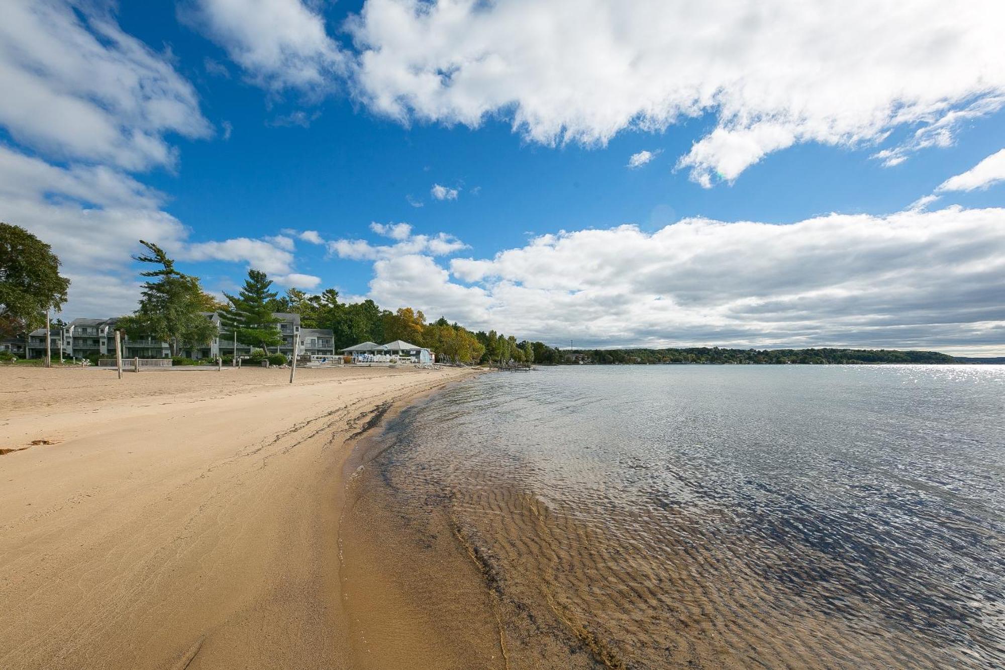 Beautiful Lake View Studio Condo At The Shores Traverse City Exterior foto