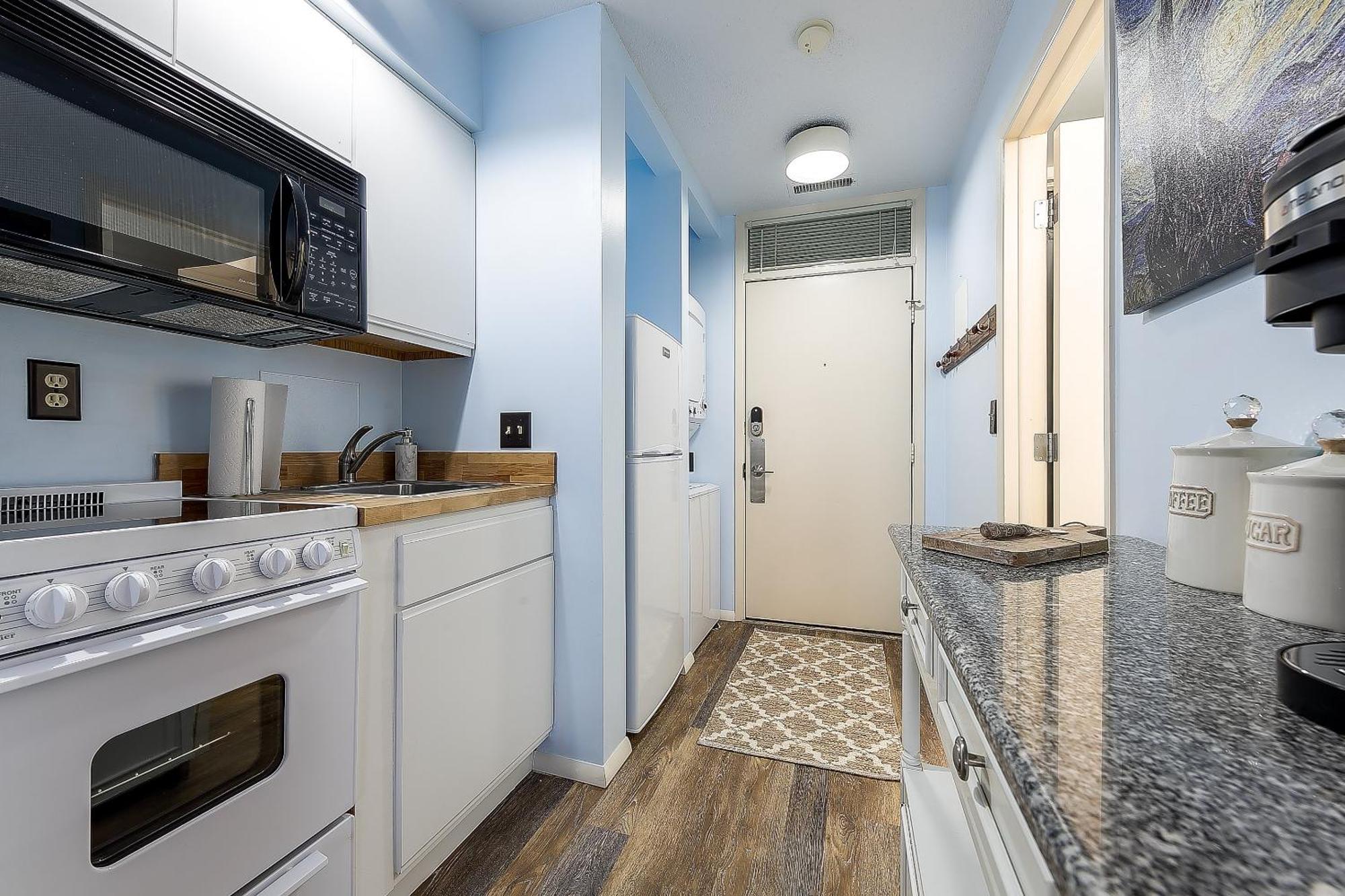 Beautiful Lake View Studio Condo At The Shores Traverse City Exterior foto